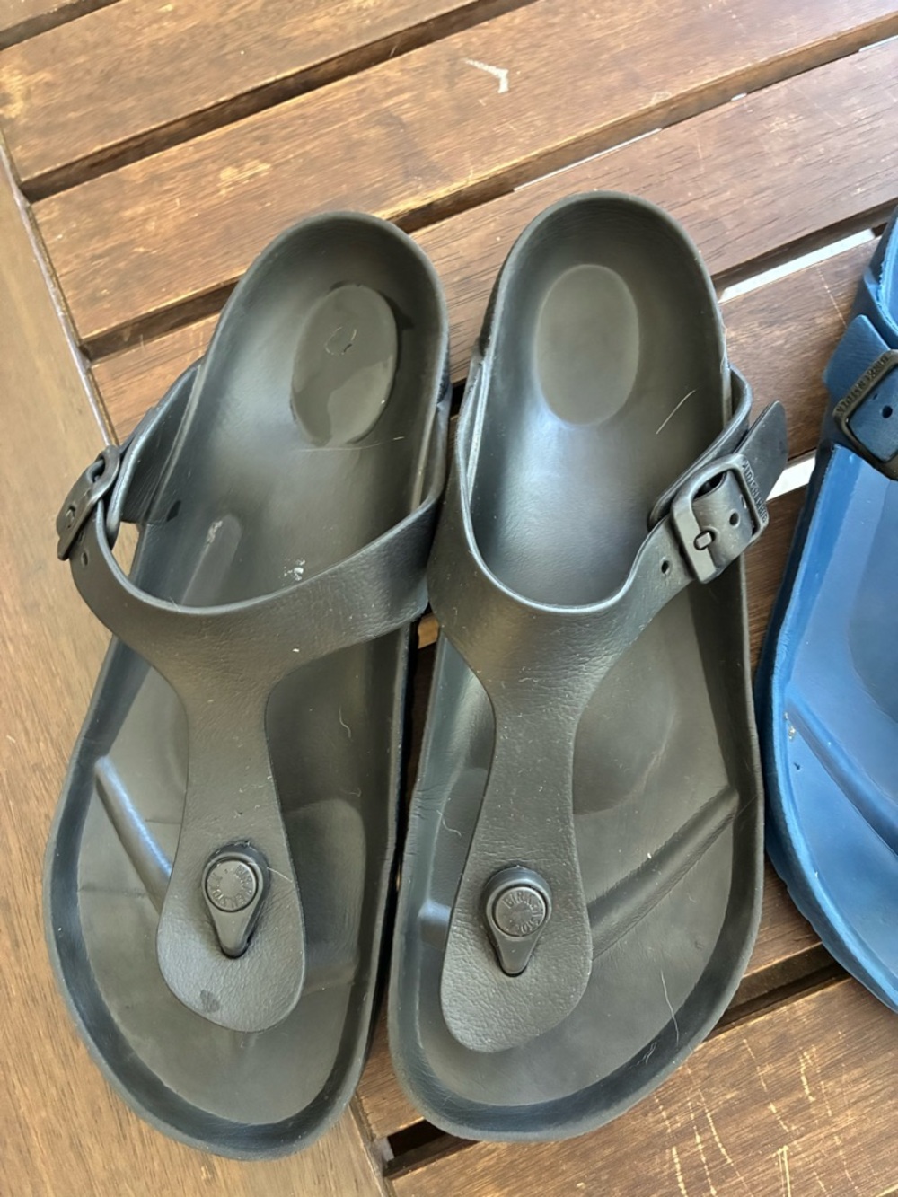 4 Pairs of Birkenstock Gizeh Sandals in Black, Navy, White, Silver - Picture 5 of 13